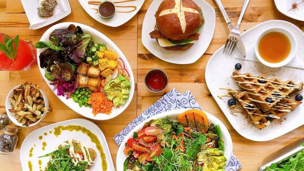 రాత్రి పడుకునే ముందు ప్రాసెస్ చేసిన ఆహారాలు, బేకరీ ఫుడ్స్, కొవ్వు నిల్వ ఉన్న ఆహారాలు అస్సలు తీసుకోకూడదు. ఎందుకంటే వీటిల్లో ట్రాన్స్ ఫ్యాట్స్ అనేవి ఎక్కువగా శాతం ఉంటాయి. ఇవి కొలెస్ట్రాల్ లెవల్స్‌ను పెంచేస్తాయి.
