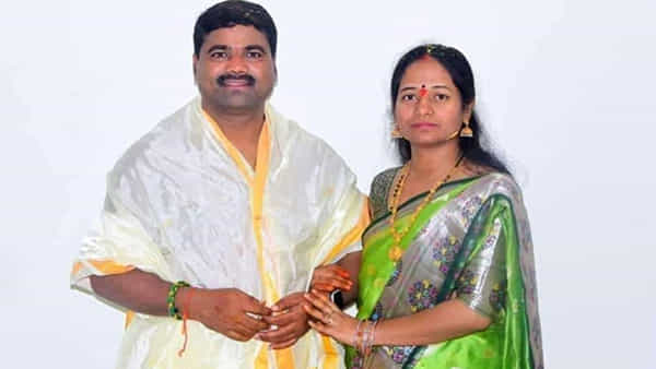 Choppadandi MLAs Wife: తెలంగాణ ఎమ్మెల్యే మేడిపల్లి సత్యం భార్య సూసైడ్.. ఇంట్లో ఉరి వేసుకుని బలవన్మరణం