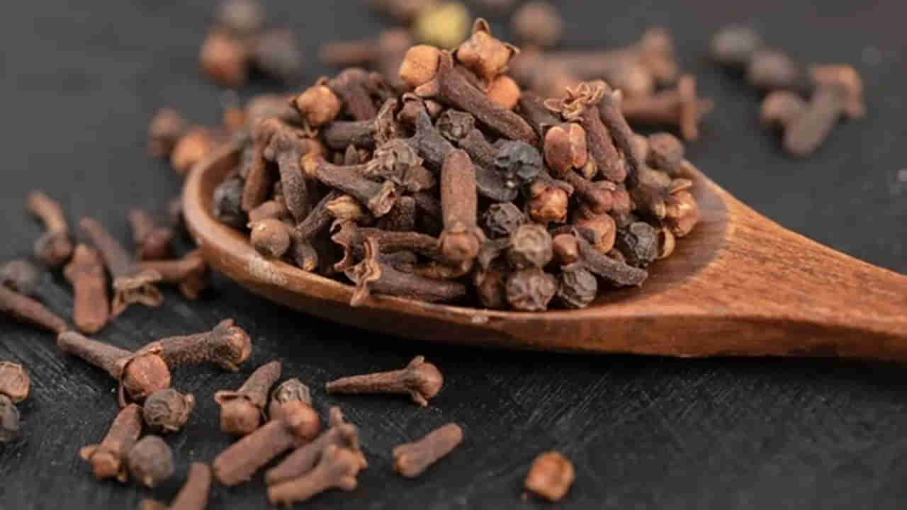 Cloves Uses: ఈ చిన్నగా ఉండే మసాలా దినుసులతో.. చెప్పలేనన్ని ఉపయోగాలు..