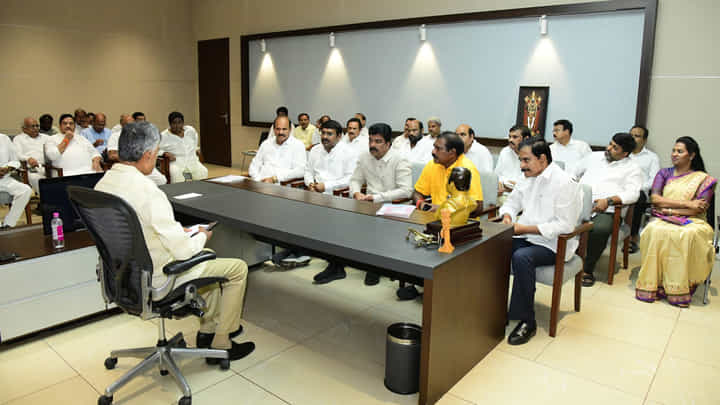 Watch Video: టీడీపీ ముఖ్యనేతలతో సీఎం చంద్రబాబు సమావేశం.. నామినేటెడ్ పోస్టులు వారికేనంటూ ప్రకటన.. Watch Video: టీడీపీ ముఖ్యనేతలతో సీఎం చంద్రబాబు సమావేశం.. నామినేటెడ్ పోస్టులు వారికేనంటూ ప్రకటన..
