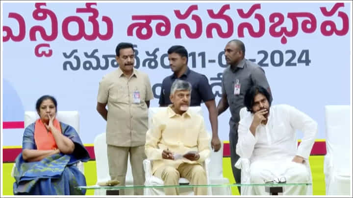 Chandrababu: వేదికపై తన కుర్చీని మార్చుకున్న చంద్రబాబు.. కారణం ఏంటో తెలుసా..? Chandrababu: వేదికపై తన కుర్చీని మార్చుకున్న చంద్రబాబు.. కారణం ఏంటో తెలుసా..?