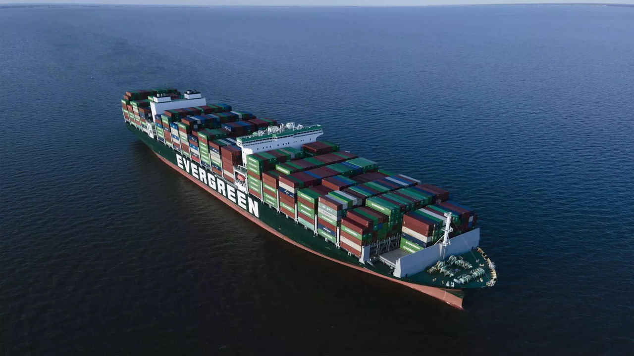 Container Ships: సముద్ర మార్గంలో పండ్లు, కూరగాయలతో వెళ్తున్న 10 కంటైనర్లు.. అనుమానంతో తెరచి చూడగా షాకింగ్ సీన్‌!