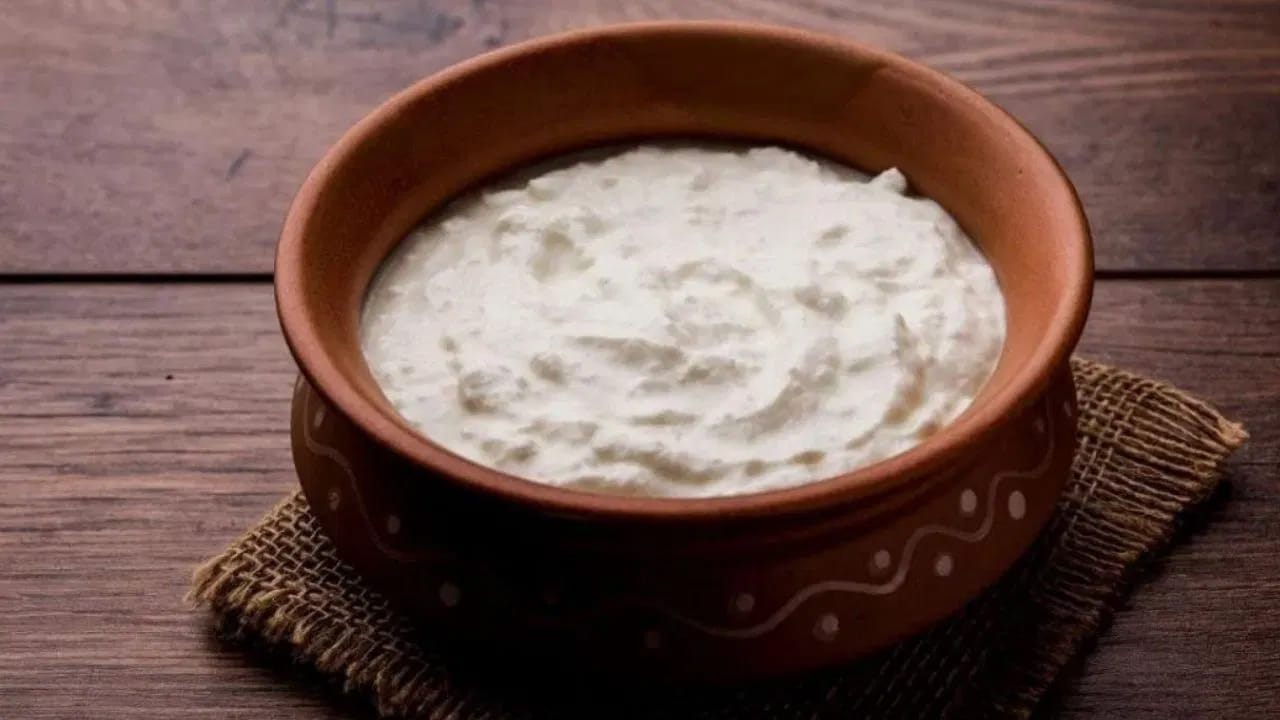 నిమ్మరసం, కొబ్బరినీళ్లు, పెరుగు, పుచ్చకాయ వంటి ఎన్నో రకాల పానియాలు వేసవి తాపం నుంచి ఉపశమనం కలిగిస్తాయి. కానీ వీటిల్లో అత్యంత పోషకమైనది, ఆరోగ్యకరమైనది పెరుగు. వేసవిలో శరీరాన్ని ఆరోగ్యంగా, శరీర ఉష్ణోగ్రతను సాధారణంగా ఉంచడానికి, హైడ్రేషన్‌ను నిరోధించడానికి, పొట్టను చల్లగా ఉంచడానికి, జీర్ణక్రియను బలోపేతం చేయడానికి పెరుగు ఉపయోగపడుతుంది.