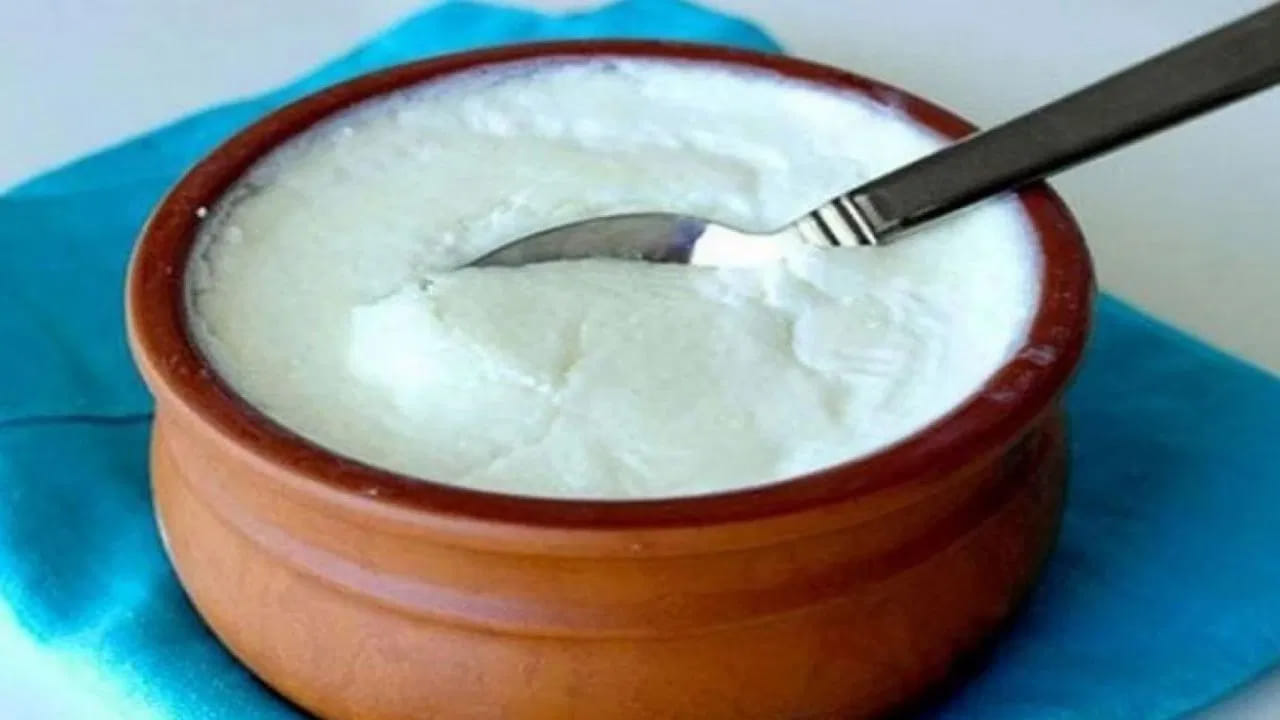 ఇందులో తగినంత మొత్తంలో విటమిన్ డి, కాల్షియం ఉంటుంది. కాబట్టి వేసవిలో శరీరం చల్లగా ఉంచడంలో పెరుగు ఎంతగానో సహాయపడుతుంది. అలాగే ఎముకలను బలంగా కూడా ఉంచుతుంది. అందుకే చాలామంది వేసవిలో పెరుగు తినడానికి ఇష్టపడతారు. అలాగే వేసవిలో మజ్జిగ, లస్సీ తాగడం కూడా ఆరోగ్యకరం. కొంత మంది పెరుగును దుకాణంలో కొనుగోలు చేస్తే.. మరికొంత మంది ఇంట్లో పెరుగును తయారు చేస్తారు. 