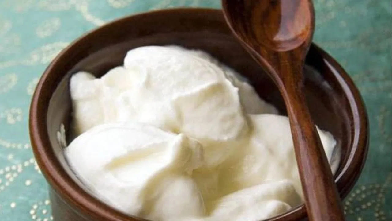 సైన్స్ ప్రకారం.. వేసవిలో అధిక ఉష్ణోగ్రతల వల్ల పాలలో ఒక రకమైన బ్యాక్టీరియా పెరుగుతుంది. ఫలితంగా పెరుగు రుచి మారుతుంది. దీంతో పెరుగు త్వరగా పుల్లగా మారడం ప్రారంభమవుతుంది. ఇంట్లోనే పెరుగు చేసుకునేవారు ఇలా పుల్లగా మారకుండా ఉండాలంటే కొన్ని చిట్కాలు పాటించాలంటున్నారు ఆరోగ్య నిపుణులు.