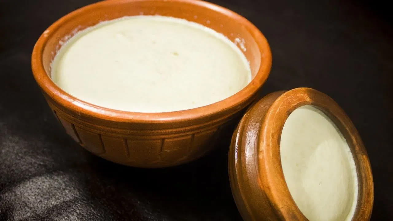 పగటిపూట పెరుగు చేయకూడదు. ఎప్పుడూ రాత్రిపూట పాలు కాగబెట్టి అందులో తోడువేసి ఫ్రిజ్‌లో ఉంచాలి. ఉష్ణోగ్రత తక్కువగా ఉంటే, పెరుగు పాడవదు. కాబట్టి పగటిపూట అస్సలు పెరుగు తయారు చేయకూడదు. పైగా వేసవిలో అధిక వేడి వల్ల పెరుగు సరిగ్గా గడ్డకట్టదు. రాత్రిపూట అయితే గడ్డపెరుగు తయారవుతుంది. 