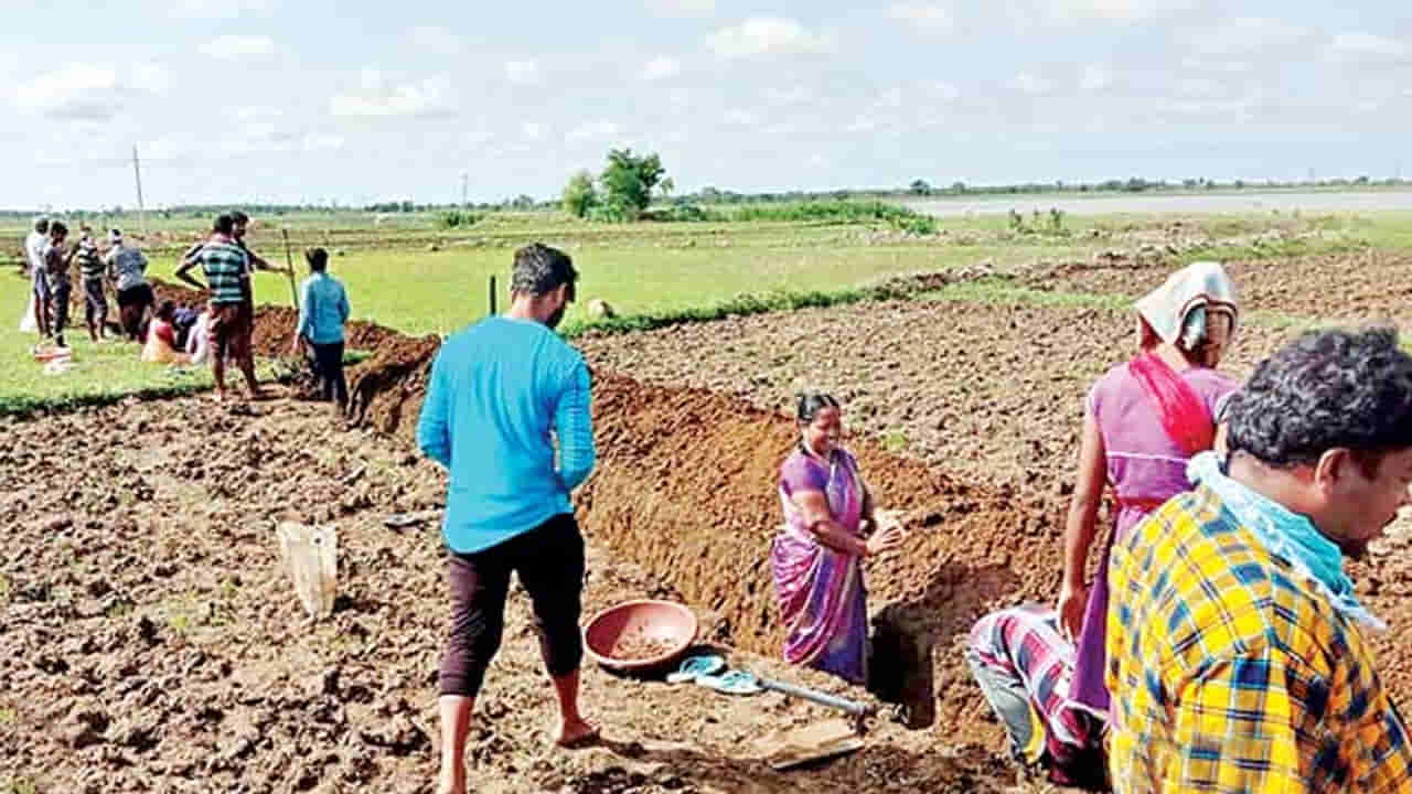 Telangana: ఉపాధి పనుల్లో తవ్వకాలు జరుపుతుండగా బయటపడింది చూసి ఆశ్చర్యం