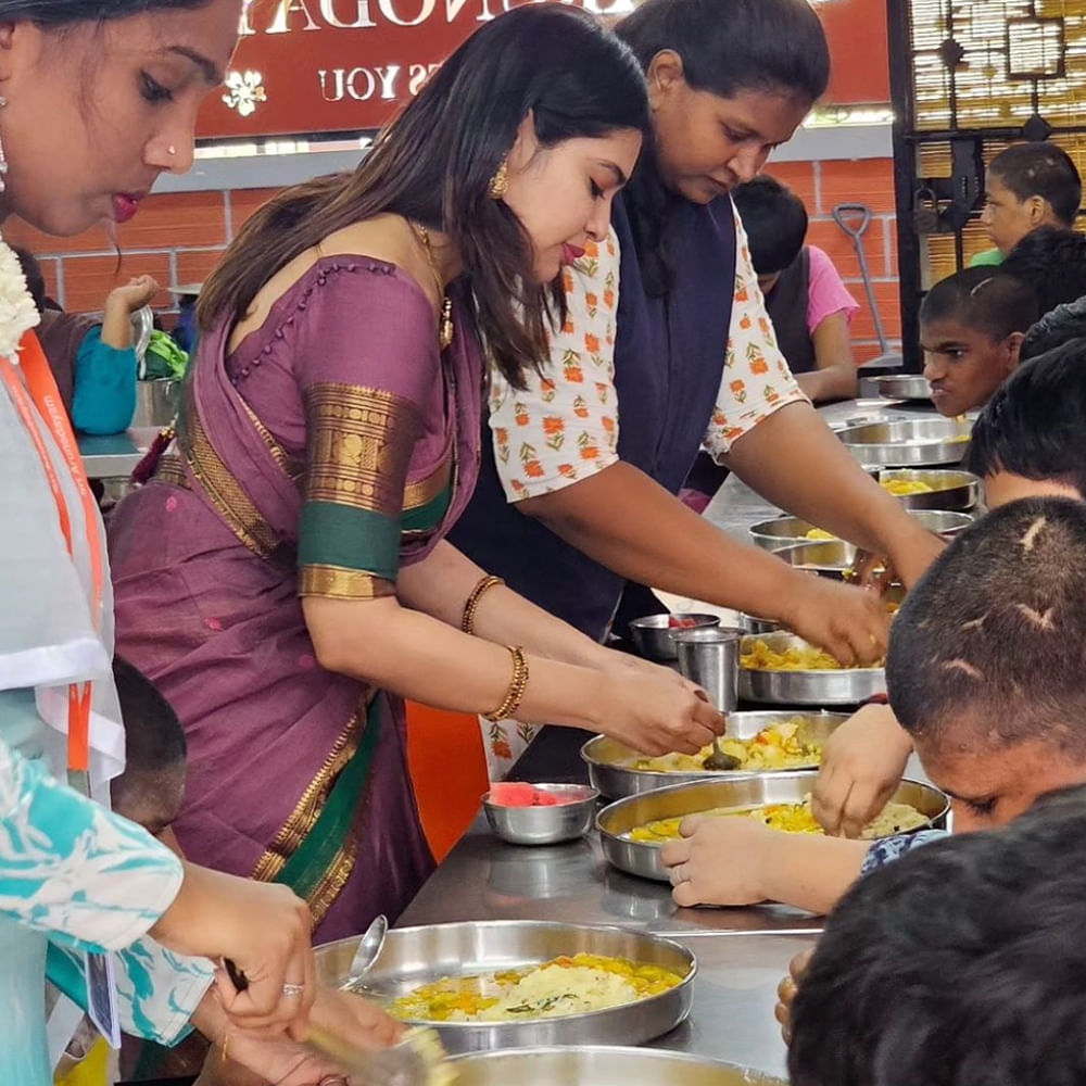 దర్శ గుప్తా ఇలా సేవ కార్యక్రమాలు చేయడం మొదటిసారి కాదు. గతంలో కూడా చాలా సందర్భాల్లో ఆమె సేవ కార్యక్రమాల్లో పాల్గొన్నారు. ఇటీవల రోడ్డు పక్కన ఉన్న వృద్ధులకు ఫుడ్ ప్యాకెట్స్, మంచి నీళ్ల బాటిల్స్ అందించింది. ఇప్పుడు తన పుట్టినరోజు వేడుకలను అనాధ శరణాలయంలో జరుపుకుంది. 