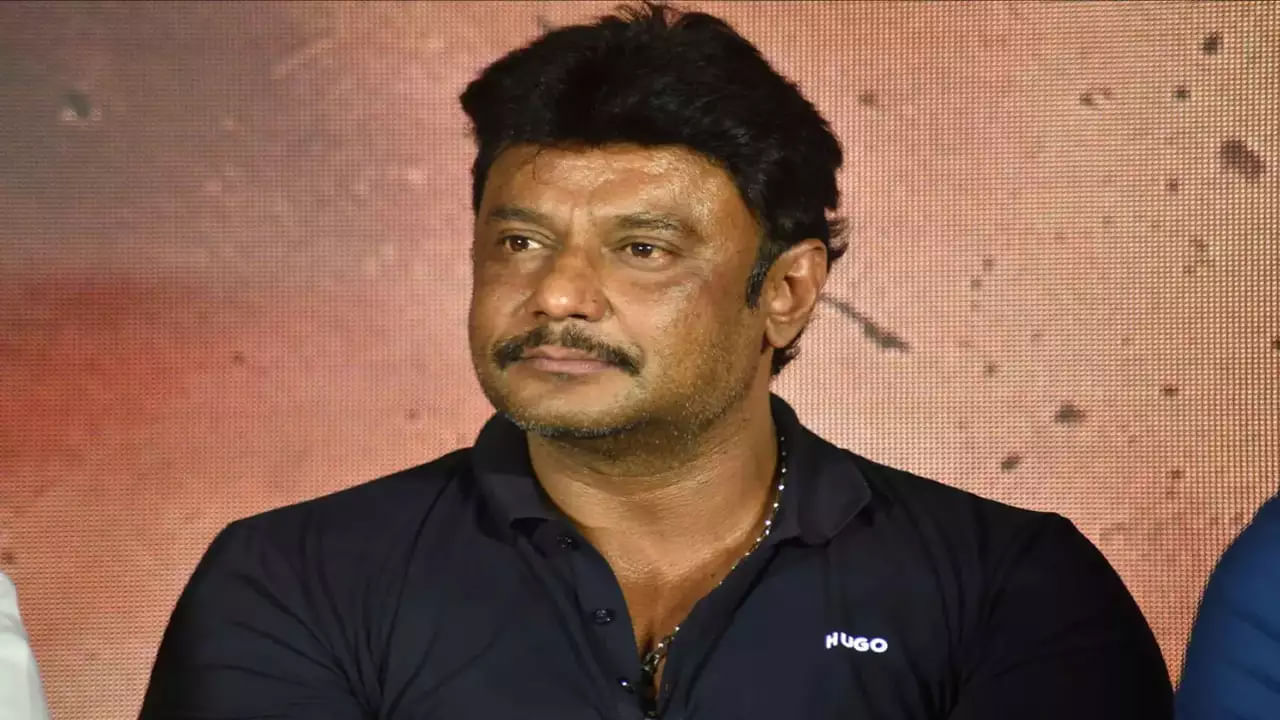 Actor Darshan : రక్తచరిత్ర లిఖించి... సుప్పిణీ శుద్దపూసనంటున్న దర్శన్..