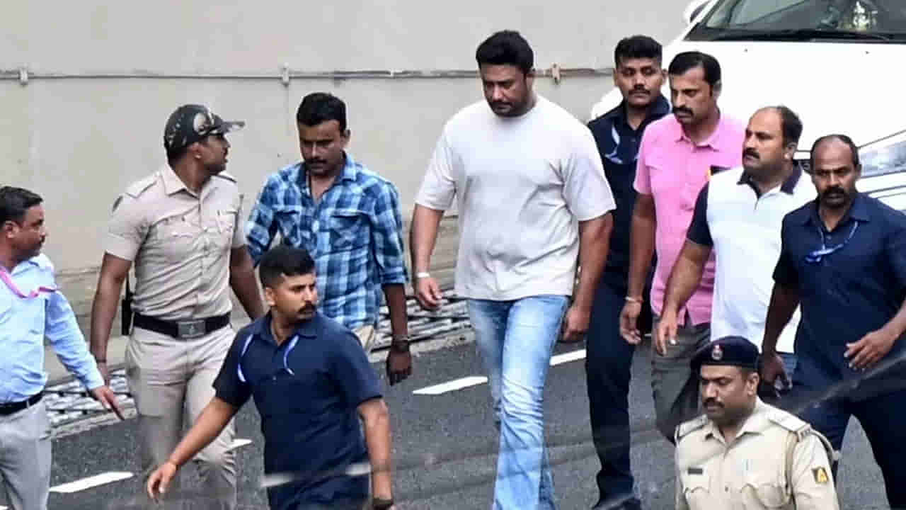 Renukaswamy murder case: బిగుస్తున్న ఉచ్చు.. మరోసారి పోలీస్ కస్టడీకి దర్శన్