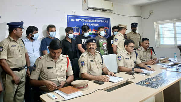 Dating app scam: డేటింగ్ యాప్లోకి దూరిన ఢిల్లీ ముఠా.. వీరి స్కెచ్కు కాసులే కాసులే.. పోలీసులు ఎంట్రీతో..!