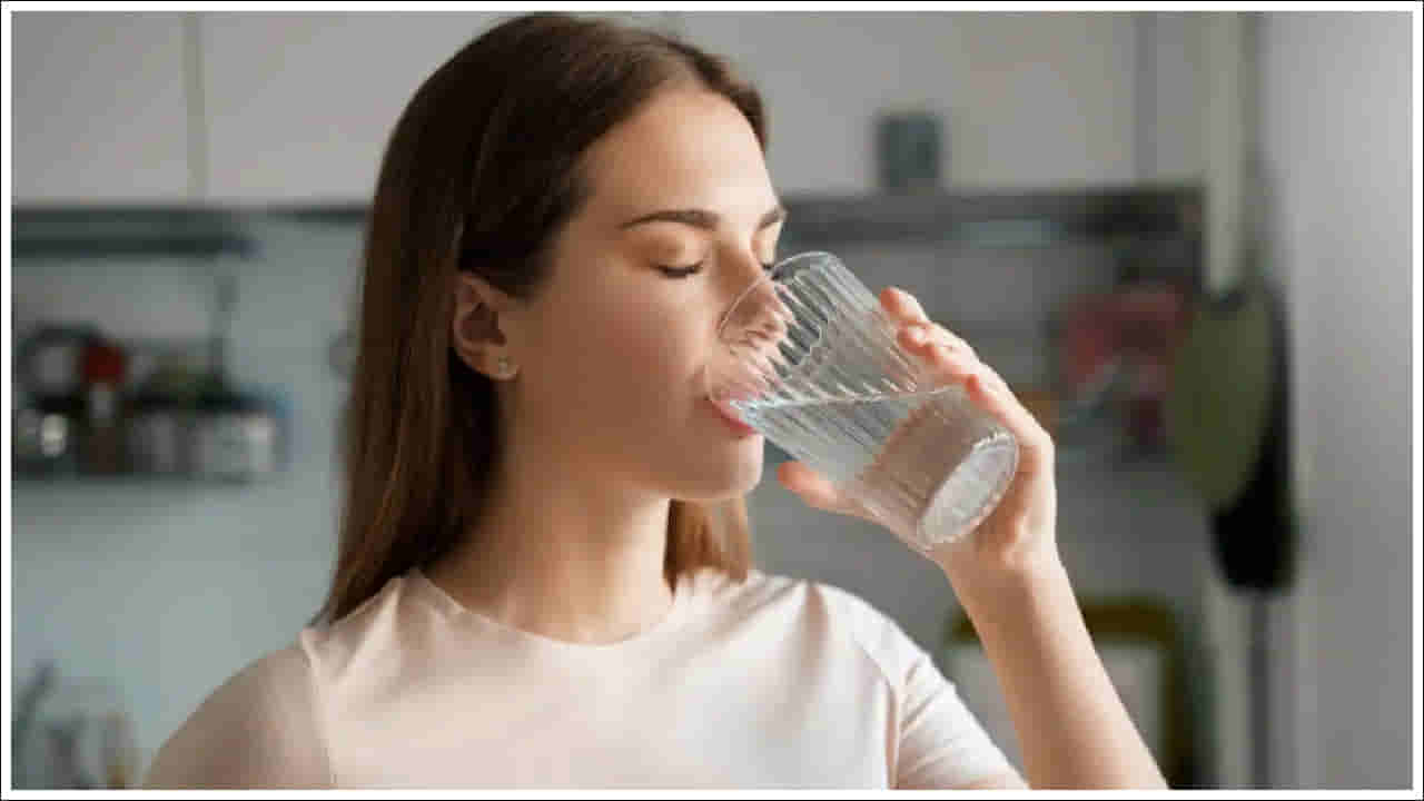 Dehydration Symptoms: మీ శరీరంలో నీటి కొరత ఉందా? తెలసుకోవడం ఎలా? రోజుకు ఎన్ని లీటర్లు తాగాలి?