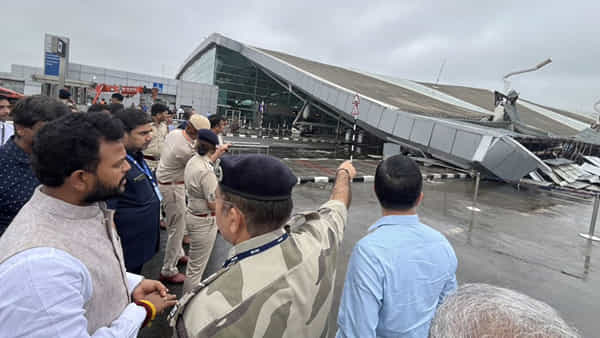 Delhi Airport: ఢిల్లీలో భారీ వర్షాలు.. ఎయిర్పోర్టులో కూలిన టెర్మినల్ పైకప్పు.. ఒకరు మృతి, 8 మందికి గాయాలు