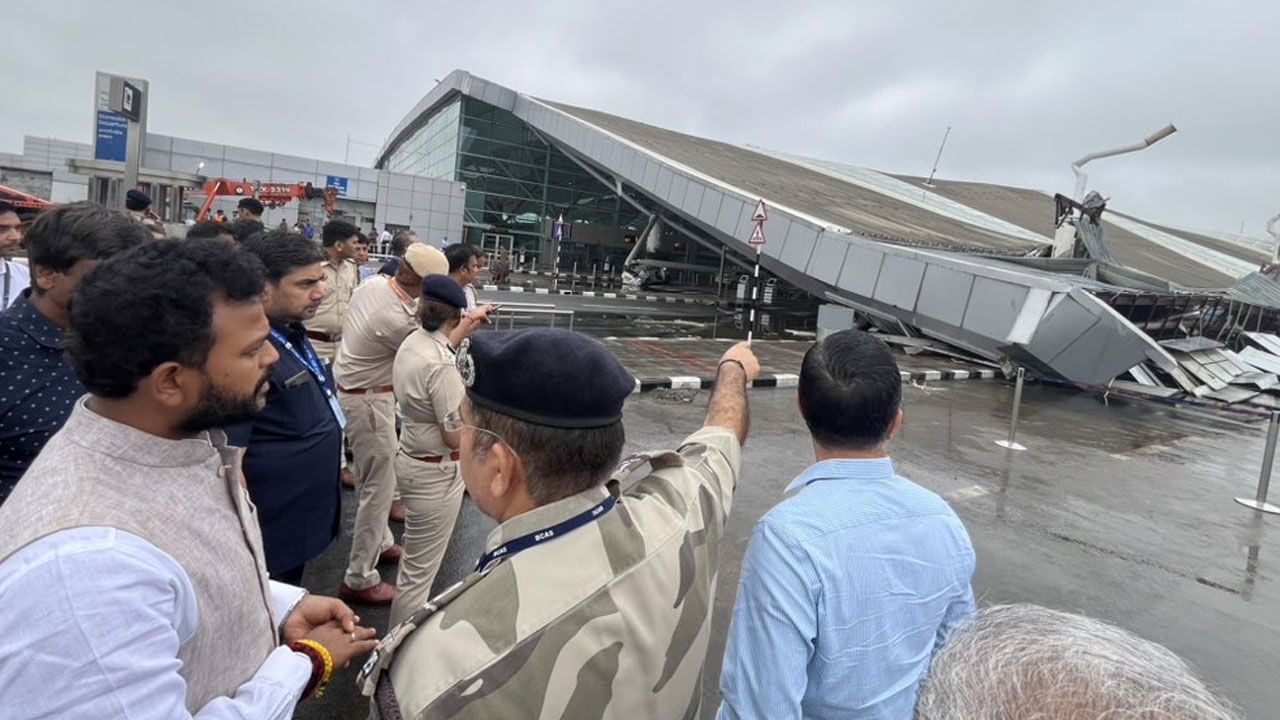 Delhi Airport: ఢిల్లీలో భారీ వర్షాలు.. ఎయిర్‌పోర్టులో కూలిన టెర్మినల్‌ పైకప్పు.. ఒకరు మృతి, 8 మందికి గాయాలు