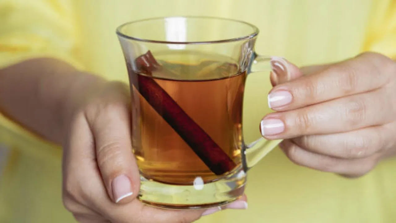 మీకు ఉదయాన్నే టీ తాగే అలవాటు ఉంటే దాల్చిన చెక్క టీ తాగండి. టీ ఆకులతోపాటు దాల్చిన చెక్కను నీటిలో మరిగించి కాచిన టీ తాగితే ఆరోగ్యానికి మేలు చేస్తుంది. దాల్చిన చెక్క ఇన్సులిన్ హార్మోన్ పనితీరును పెంచుతుంది. తద్వారా జీర్ణవ్యవస్థలో కార్బోహైడ్రేట్ల విచ్ఛిన్నతను మందగింపజేసి రక్తంలో చక్కెర స్థాయిలను నియంత్రణలో ఉంచుతుంది.