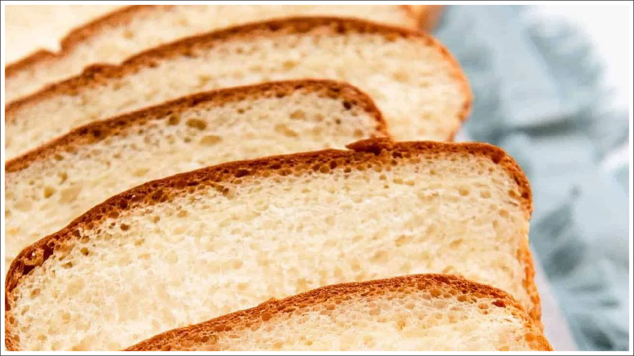 చాలా మందికి ప్రతిరోజూ ఉదయం టీ లేదా పాలతో బ్రెడ్ తినడం అలవాటు ఉంటుంది. అయితే, ఈ అలవాటు మన ఆరోగ్యానికి చాలా ప్రమాదకరమని నిపుణులు చెబుతున్నారు.