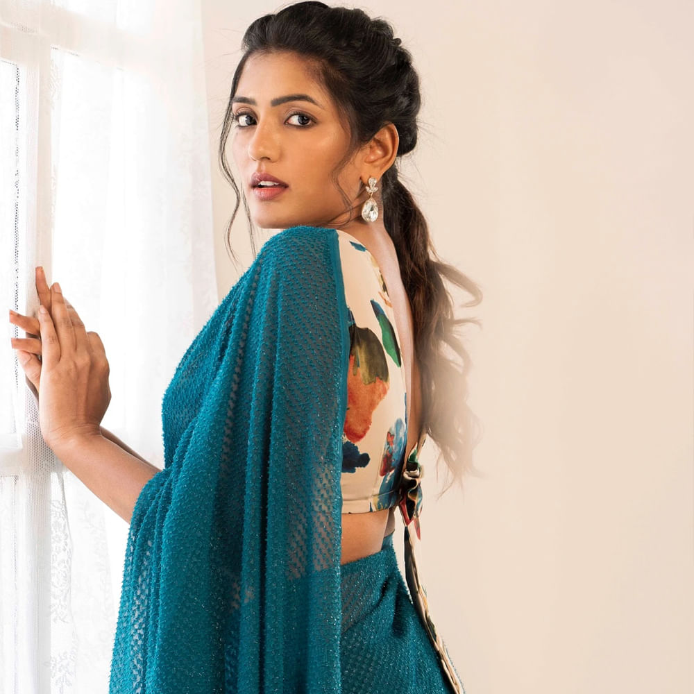 చాలా సినిమాలు చిన్న చిన్న పాత్రలు చేసిన ఈషా రెబ్బ. ఆతర్వాత హీరోయిన్ గా మారింది. అంతకు ముందు ఆతర్వాత అనే సినిమాతో హీరోయిన్ అయ్యింది. ఆతర్వాత పలు సినిమాల్లో హీరోయిన్ గా చేసింది. కానీ అంతగా సక్సెస్ కాలేకపోయింది. 