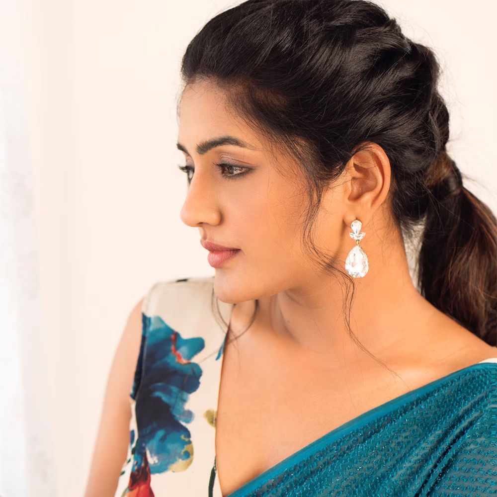 తాజాగా చీరకట్టులో కొన్ని ఫోటోలు షేర్ చేసింది. ఈ ఫొటోల్లో చూడముచ్చటగా ఉంది ఈషరెబ్బ. ఈ చిన్నదాని సోయగానికి ఫ్యాన్స్ ఫిదా అవుతున్నారు. ఈ ఫోటోలకు క్రేజీ కామెంట్స్ చేస్తున్నారు నెటిజన్స్. 