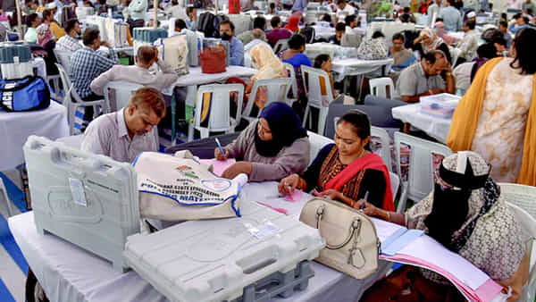 Election Result: పోటిలో ఉన్న ఇద్దరు అభ్యర్థులకు సమాన ఓట్లు వస్తే..?