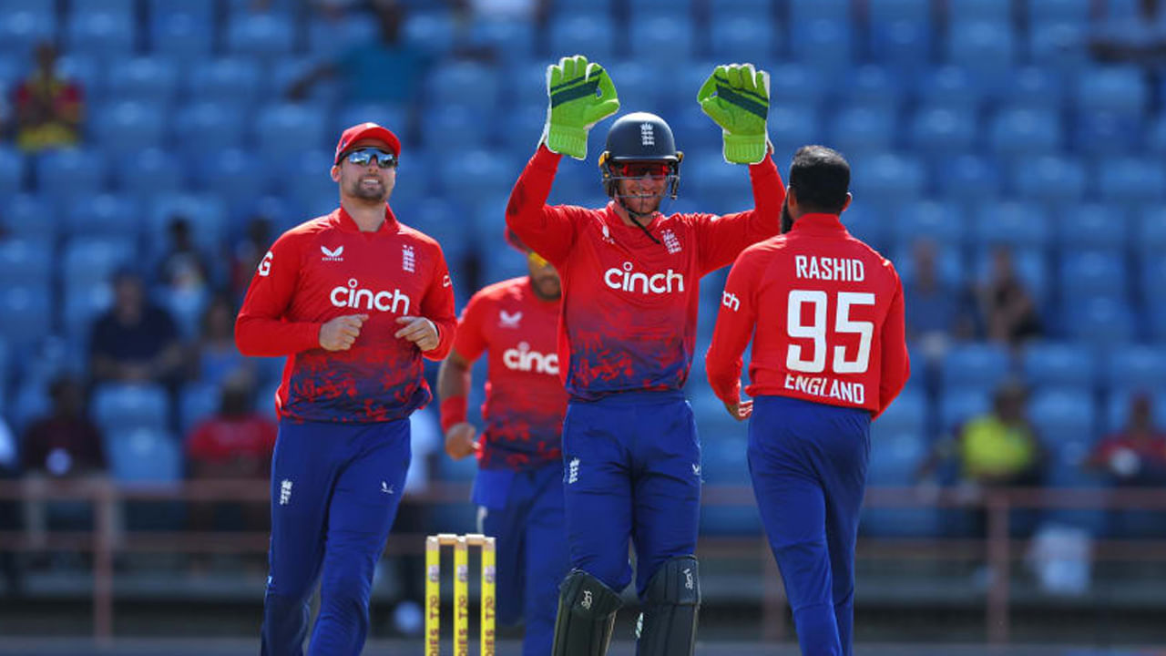 ఫిల్ సాల్ట్ తన పేరిట భారీ రికార్డు సృష్టించాడు. కానీ, అతను తన ఇన్నింగ్స్‌ను భారీ స్కోర్‌గా మలచలేకపోయాడు. ఆ ఓవర్ మూడో బంతికి బౌల్డ్ అయ్యాడు. ఓమన్‌పై సాల్ట్ 3 బంతుల్లో 2 సిక్సర్ల సాయంతో 12 పరుగులు చేయగలిగాడు.