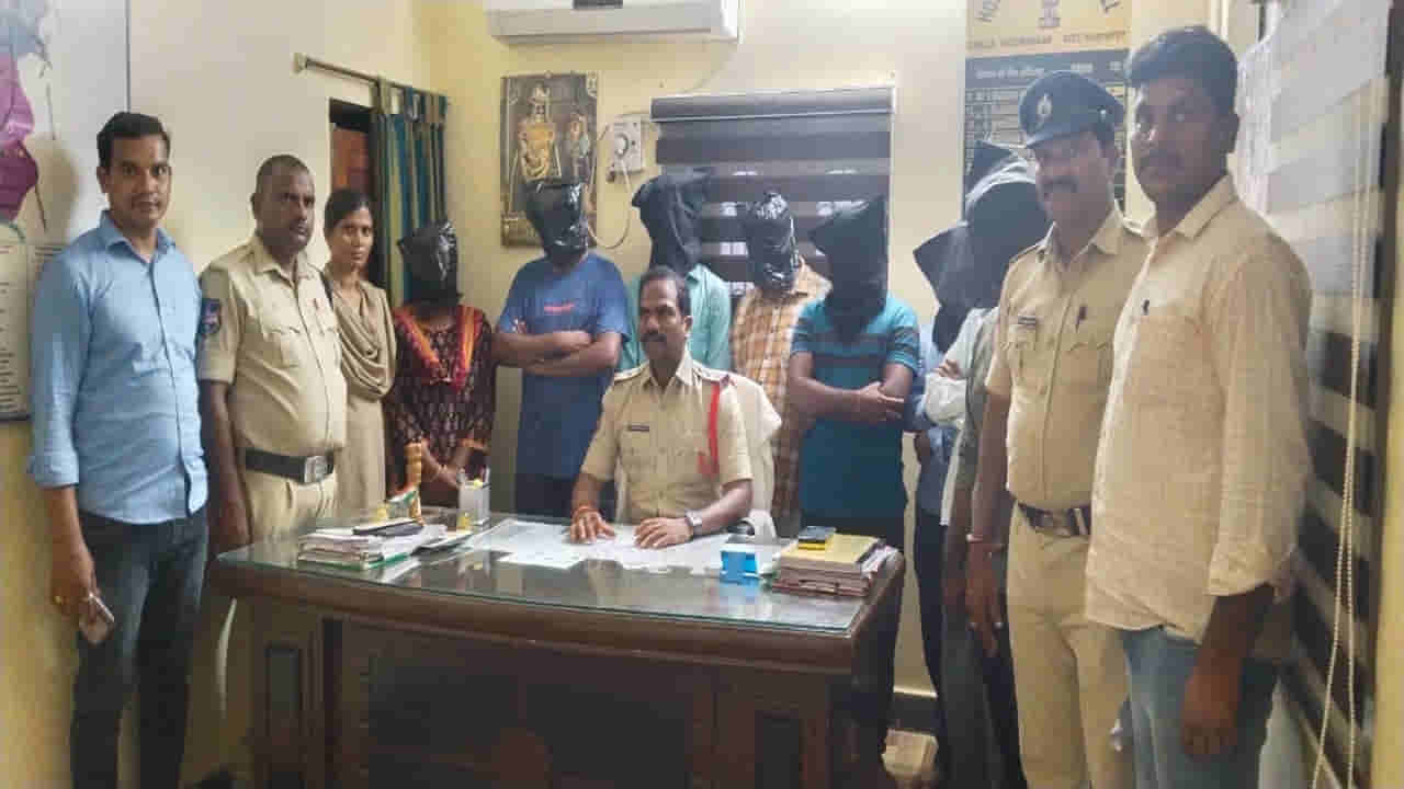 Telangana: వీళ్లు మామూలోళ్లు కాదు..! బ్యాంకును ఆ ముఠా ఎలా బురిడీ కొట్టించిందో తెలిస్తే షాక్ అవ్వాల్సిందే..!