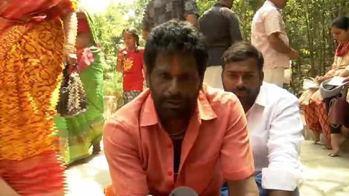 Watch Video: ఎన్నికల్లో విజయం కోసం అభిమానుల ఆరాటం.. మరీ ఇంత పిచ్చేంట్రా బాబు.. Watch Video: ఎన్నికల్లో విజయం కోసం అభిమానుల ఆరాటం.. మరీ ఇంత పిచ్చేంట్రా బాబు..