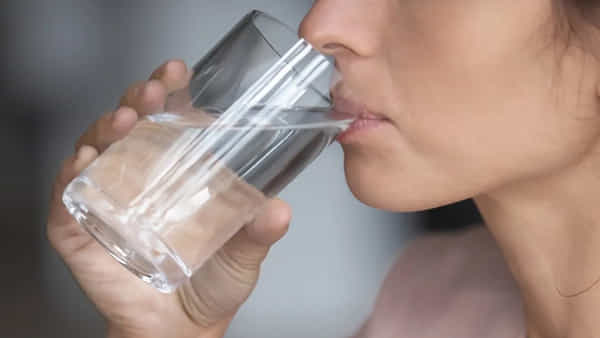 Glucose water: గ్లూకోజ్ వాటర్ తెగ తాగేస్తున్నారా? ఎంత ప్రమాదమో తెలుసుకోండి..