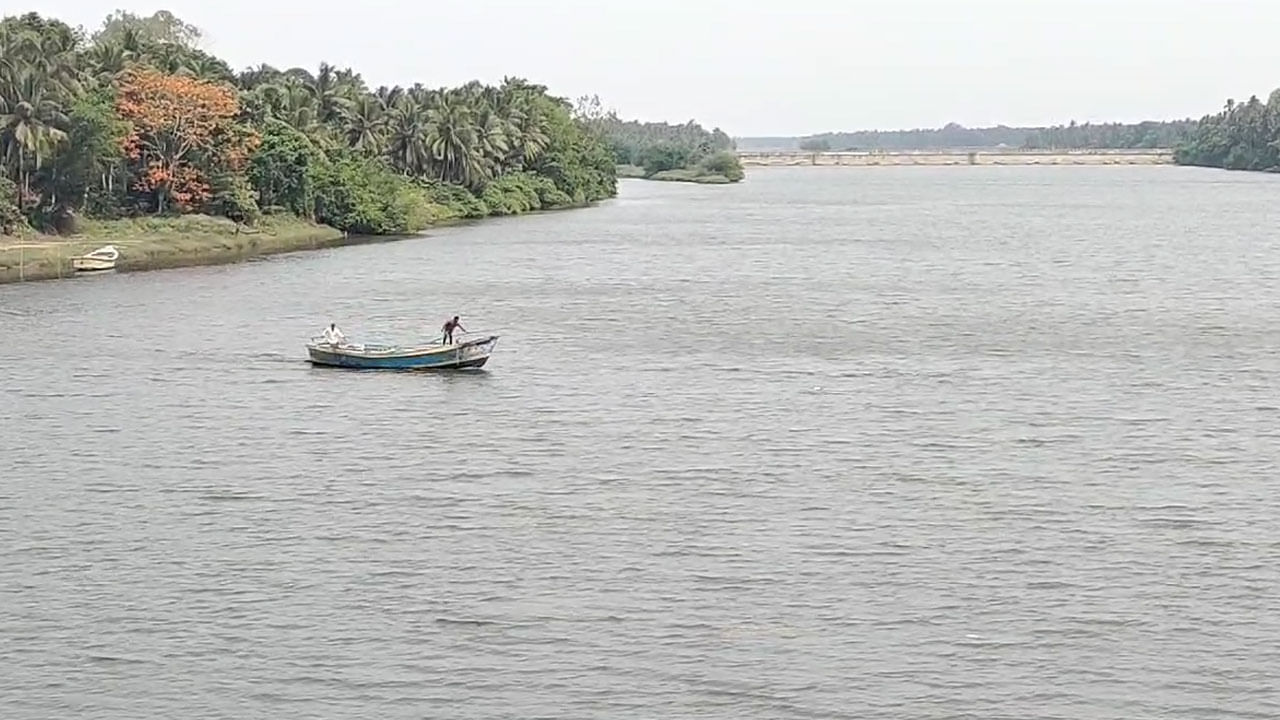 Andhra Pradesh: గోదావరి నదిలో తెలియాడుతూ కనిపించిన వక్తి.. ఆ తర్వాత ఏం జరిగిందంటే.. షాకింగ్ వీడియో