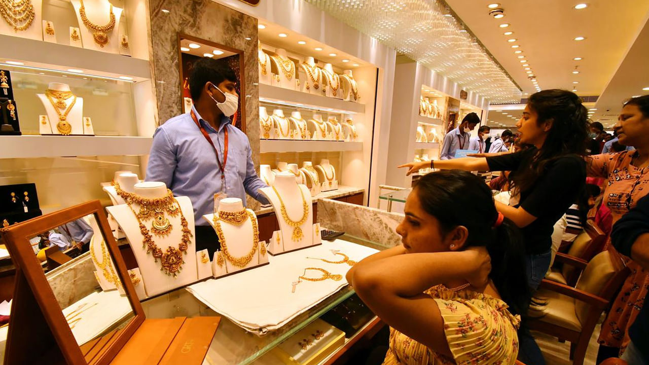 Gold Price Today: గోల్డ్ లవర్స్‌కి బిగ్ షాక్.. ఒక్కరోజులోనే భారీగా పెరిగిన బంగారం ధర.. తులం ఎంతంటే