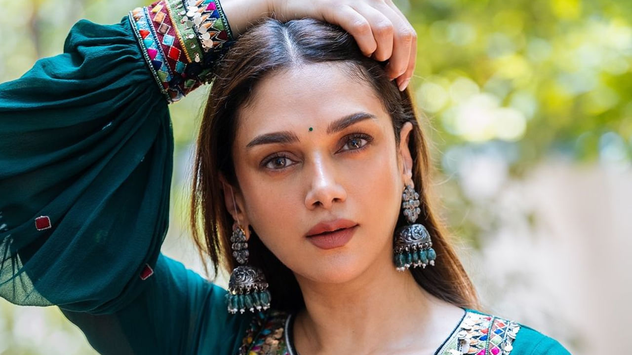 ఈ వయ్యారి హిందూ, ముస్లిం, బౌద్ధ మతలను విశ్వసిస్తుంది. కొంకణి, తెలుగు, కన్నడ, ఉర్దూ భాషలు మాట్లాడగలదు.ఈ ముద్దుగుమ్మ తండ్రి అహ్సాన్ హైదరీ ఒకప్పటి హైదరాబాద్ రాష్ట్ర ప్రధాన మంత్రి మహమ్మద్ అక్బర్ నాజర్ అలీ హైదరీ మనవడు.