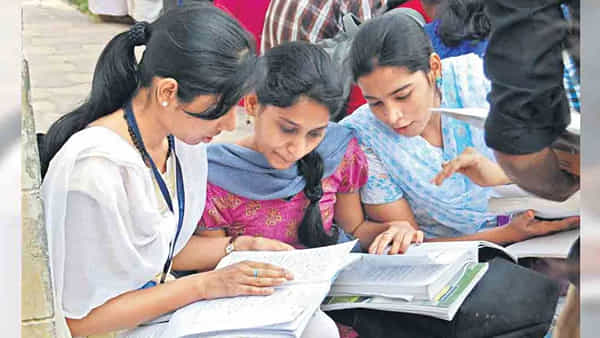 Group-1 Prelims Exam: గ్రూప్-1 ప్రిలిమ్స్ అభ్యర్థులకు అలర్ట్.. బస్సెక్కితే చాలు సెంటర్కు సేఫ్గా వెళ్లినట్లే.. TGSRTC కీలక ప్రకటన..