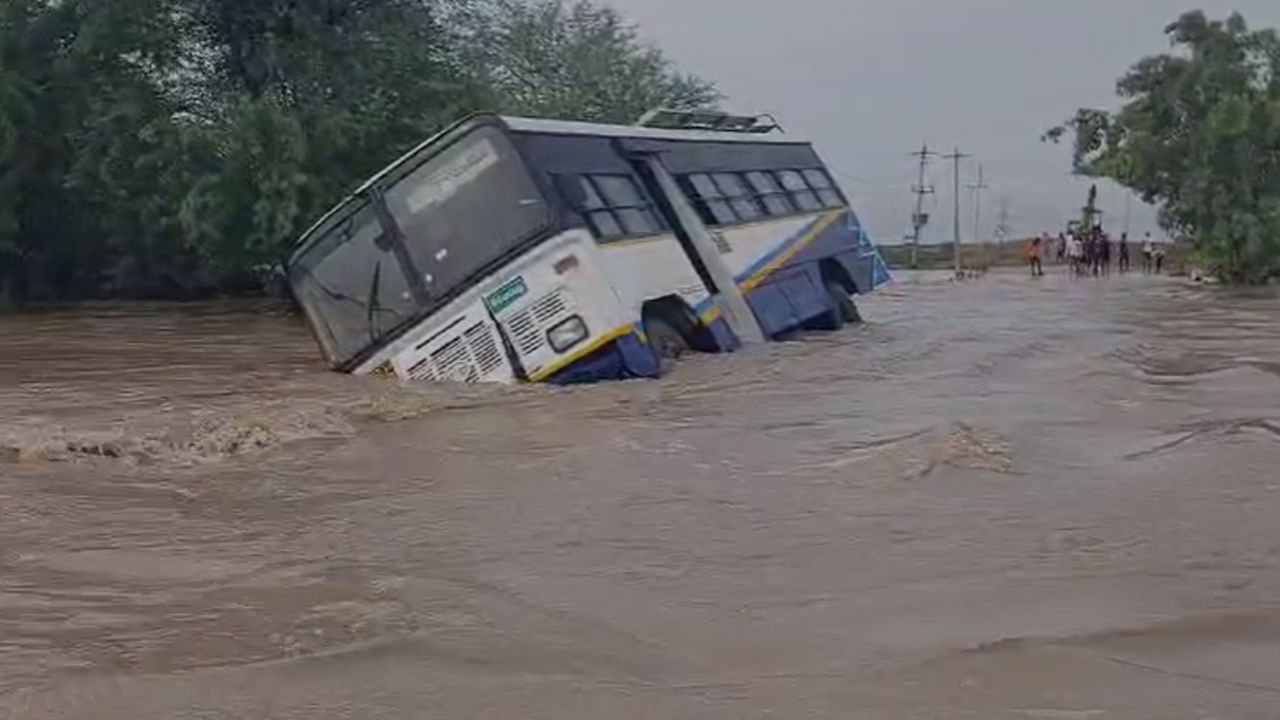 Rains in Kurnool: భారీ వర్షాలతో పొంగుతున్న పాలేరు వాగు.. వంతెనపై ...