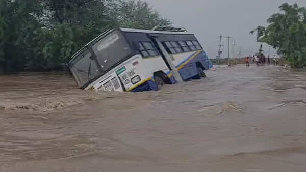 Rains in Kurnool: భారీ వర్షాలతో పొంగుతున్న పాలేరు వాగు.. వంతెనపై చిక్కుకున్న బస్సు.. డ్రైవర్ చాకచక్యంతో తప్పిన పెను ప్రమాదం..