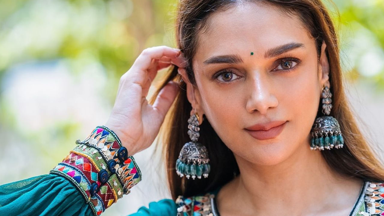 ఈమె తల్లి విద్య రావు వనపర్తి చివరి పాలక రాజు జె. రామేశ్వర్ రావు కుమార్తె. వనపర్తి అప్పట్టి హైదరాబాద్ రాష్ట్రంలోని నాలుగు అతిపెద్ద ఫ్యూడల్ ఎస్టేట్‌లలో ఒకటి. ఆంధ్రప్రదేశ్‌లోని మదనపల్లె సమీపంలోని రిషి వ్యాలీ స్కూల్ లో పాఠశాల విద్యను పూర్తిచేసింది ఈ వయ్యారి భామ.