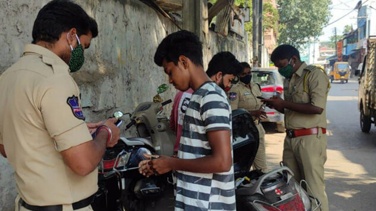 Hyderabad: బైక్‌పై వస్తున్న వ్యక్తిని ఆపిన పోలీసులు.. అతని బ్యాగ్ చెక్ చేయగా... ఓర్నీ