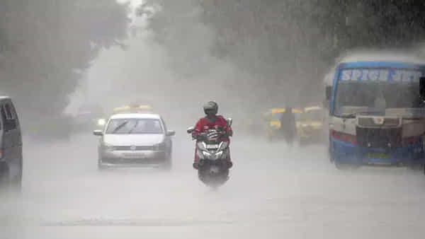 Hyderabad Rains: హైదరాబాద్లో దంచికొట్టిన వాన.. నీటమునిగిన రహదారులు! భారీగా ట్రాఫిక్ జామ్