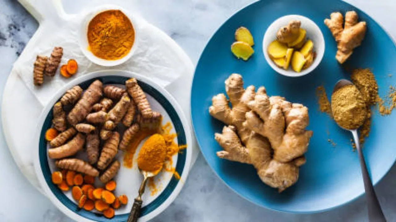 మన దేశంలో దాదాపు ప్రతి ఇంటి వంటగదిలో పసుపు ఉంటుంది. అల్లం కూడా తప్పనిసరిగా ఉంటుంది. ఈ రెండు పదార్థాలను ఏ మాంసాహార వంటలోనైనా తప్పనిసరిగా ఉపయోగిస్తారు. ఇవి ఆహారం రుచిని పెంచడమేకాకుండా పోషక విలువలు కూడా రెట్టింపు చేస్తాయి.