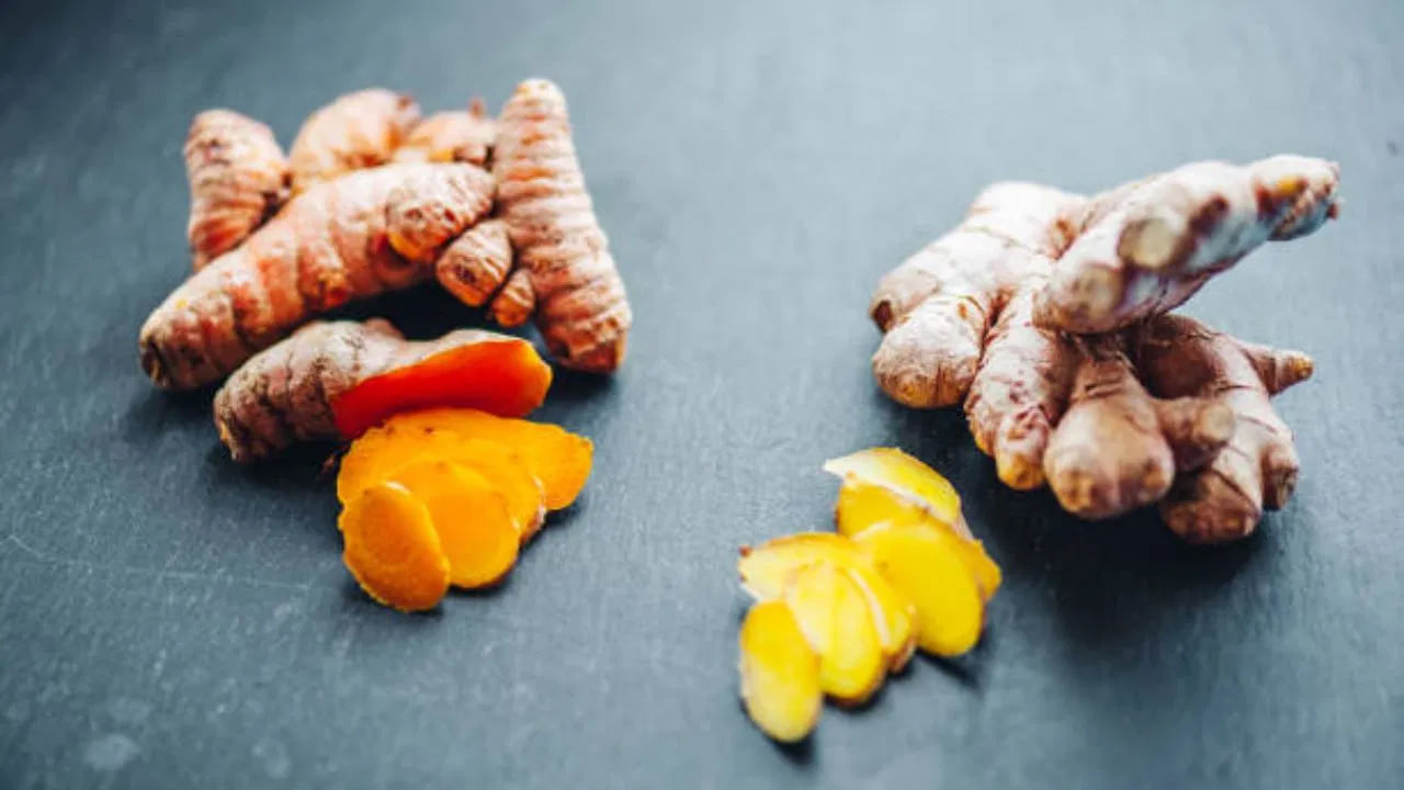 పసుపులో కర్కుమిన్ అనే శక్తివంతమైన యాంటీఆక్సిడెంట్, యాంటీ ఇన్ఫ్లమేటరీ కాంపౌండ్ ఉంటుంది. పసుపులో విటమిన్ సి, కె, ఇ, పొటాషియం, ఐరన్, మాంగనీస్ ఉంటాయి. అలగే అల్లంలో జింజెరాల్ అనే బయోయాక్టివ్ సమ్మేళనం ఉంటుంది. ఇది యాంటీఆక్సిడెంట్, యాంటీ ఇన్ఫ్లమేటరీ లక్షణాలను కలిగి ఉంటుంది. అంతేకాకుండా అల్లంలో విటమిన్ సి, బి6, పొటాషియం, మెగ్నీషియం, కాపర్ వంటి సమ్మేళనాలు ఉంటాయి.