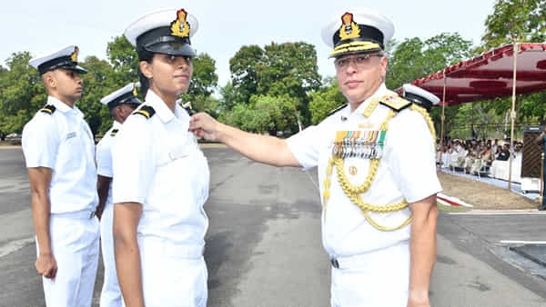 Indian Navy 1st Woman Pilot: అసాధారణ అనామిక.. ఇండియన్ నేవీలో తొలి మహిళా పైలట్గా రికార్డు.. గోల్డెన్ వింగ్స్ ప్రధానం