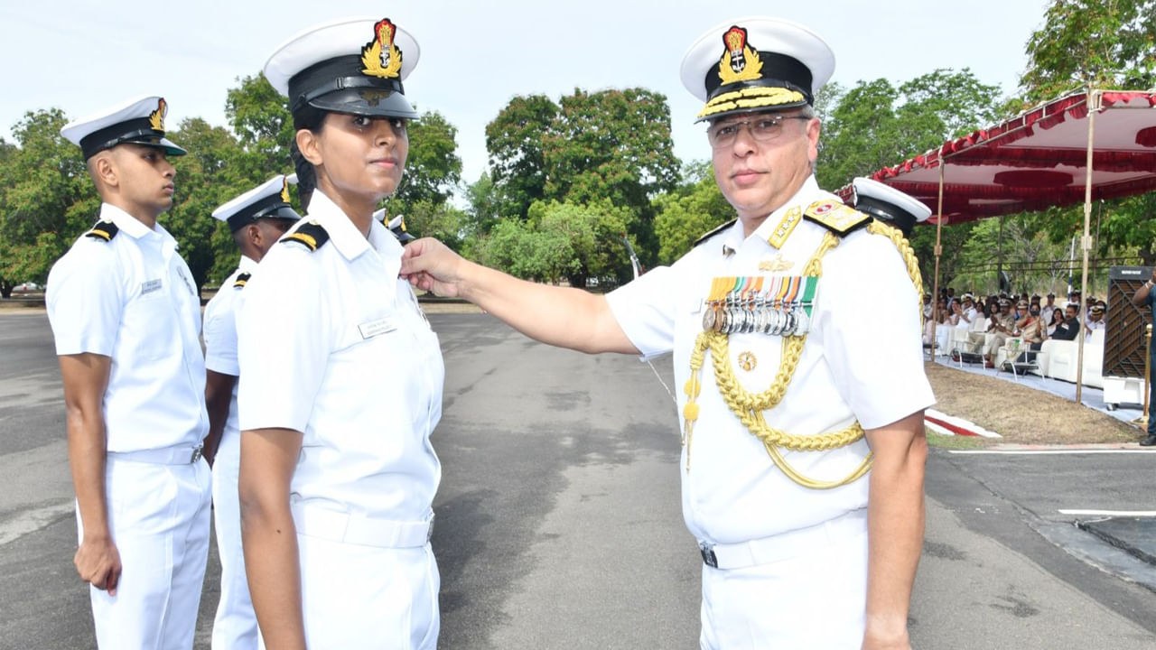 Indian Navy 1st Woman Pilot: అసాధారణ అనామిక.. ఇండియన్‌ నేవీలో తొలి మహిళా పైలట్‌గా రికార్డు.. 'గోల్డెన్‌ వింగ్స్‌' ప్రధానం