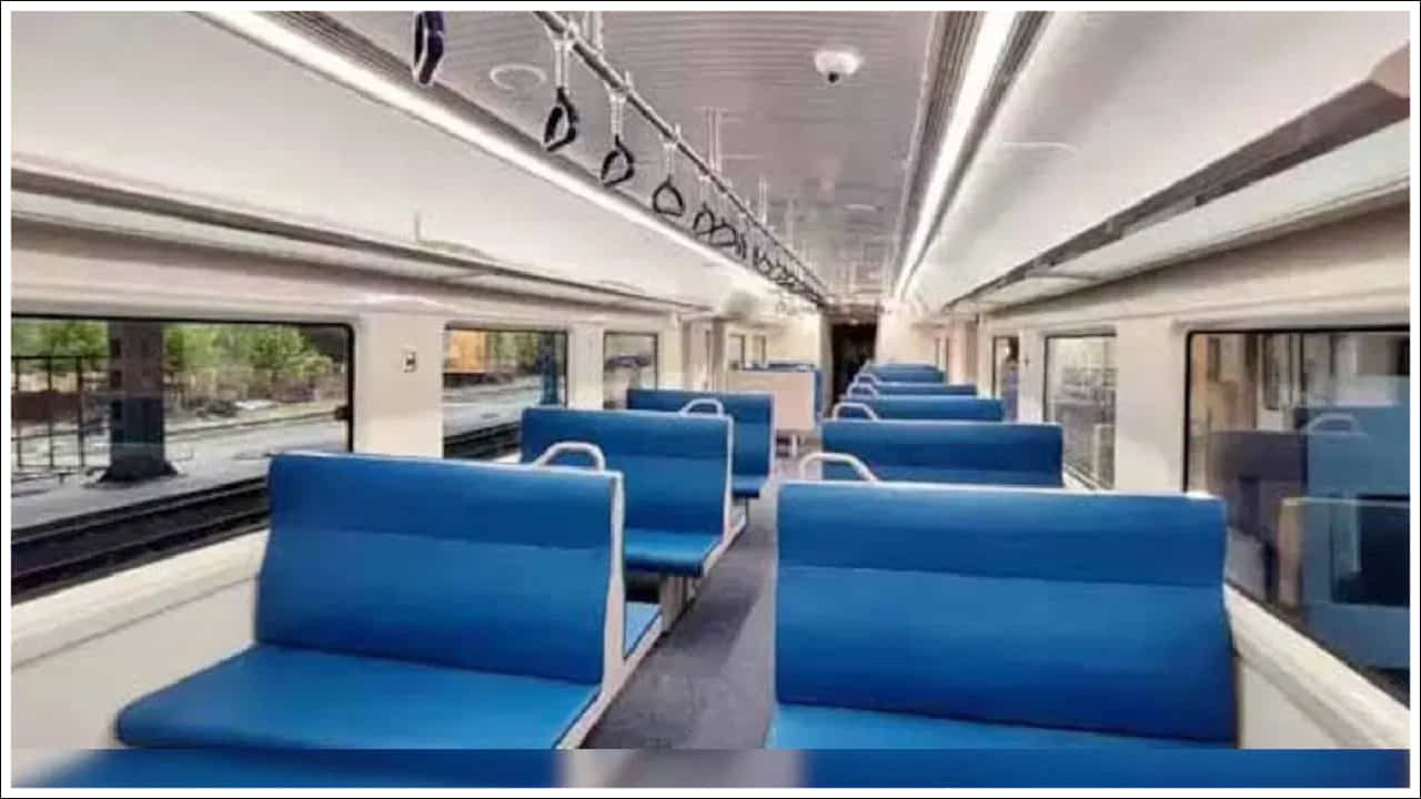 Vande Metro: వందే భారత్ ఎక్స్ప్రెస్కు భారీ స్పందన లభించింది. భారతీయ రైల్వే ఇప్పుడు సమీపంలోని రెండు నగరాలకు వందే మెట్రోను తీసుకురావడానికి సన్నాహాలు చేస్తోంది. సామాన్యులకు తక్కువ దూరాల్లోనే నగరానికి రాకపోకలు సాగించేలా చేసే ప్రయత్నం ఇది.