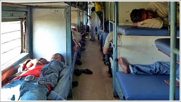 Indian Railways: మీరు రైల్లో నిద్రిస్తున్నారా? అయితే జరిమానా పడుద్ది.. కొత్త నిబంధనలు!