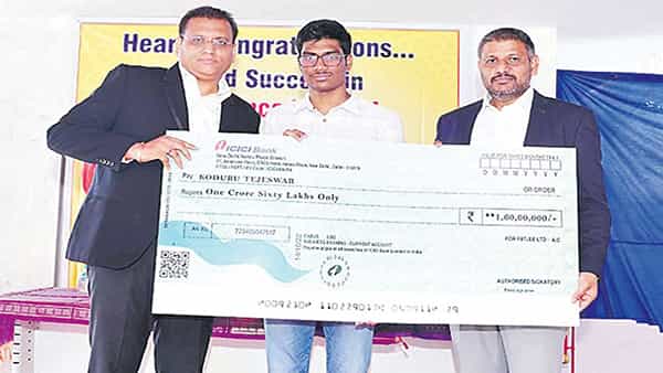 JEE Advanced 8th Rankers: జేఈఈలో 8వ ర్యాంక్ సాధించిన విజయవాడ కుర్రోడికి రూ.1.60 కోట్ల నగదు బహుమతి