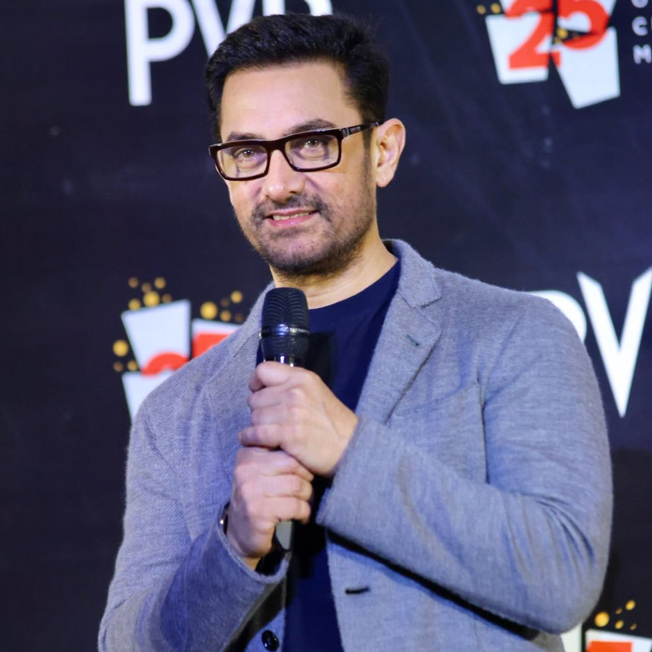 స్టార్ వారసుల వెండితెర అరంగేట్రం అంటే హడావిడి మామూలుగా ఉండదు. రీసెంట్‌గా ది ఆర్చీస్‌ విషయంలో వచ్చిన హైప్ ఆడియన్స్‌కు ఇంకా గుర్తుండే ఉంటుంది. కానీ ఈ హడావిడికి దూరంగా తన కొడుకును ఇంట్రడ్యూస్ చేయాలనుకున్నారు మిస్టర్ పర్ఫెక్షనిస్ట్‌. కానీ ఆ ప్లాన్‌కు చెక్‌ పెట్టాయి లేటెస్ట్ కాంట్రవర్సీస్‌.
