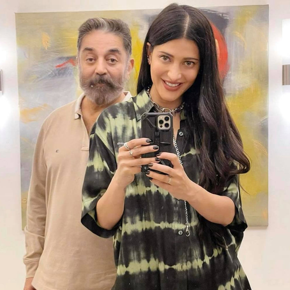 రీసెంట్‌ టైమ్స్ లో కమల్‌హాసన్‌ - శ్రుతి కలిసి ఎక్కువగా కనిపిస్తున్నారు జనాలకు. బోయ్‌ఫ్రెండ్‌తో విడిపోయాక, తండ్రి గైడెన్స్ ఎక్కువగా తీసుకుంటున్నారు శ్రుతి అన్నది టాక్‌. ఈ క్రమంలోనే ఈ మధ్య శ్రుతి చేసిన ట్యూన్‌కి కమల్‌ లిరిక్స్ రాశారన్న మాట వినిపిస్తోంది.