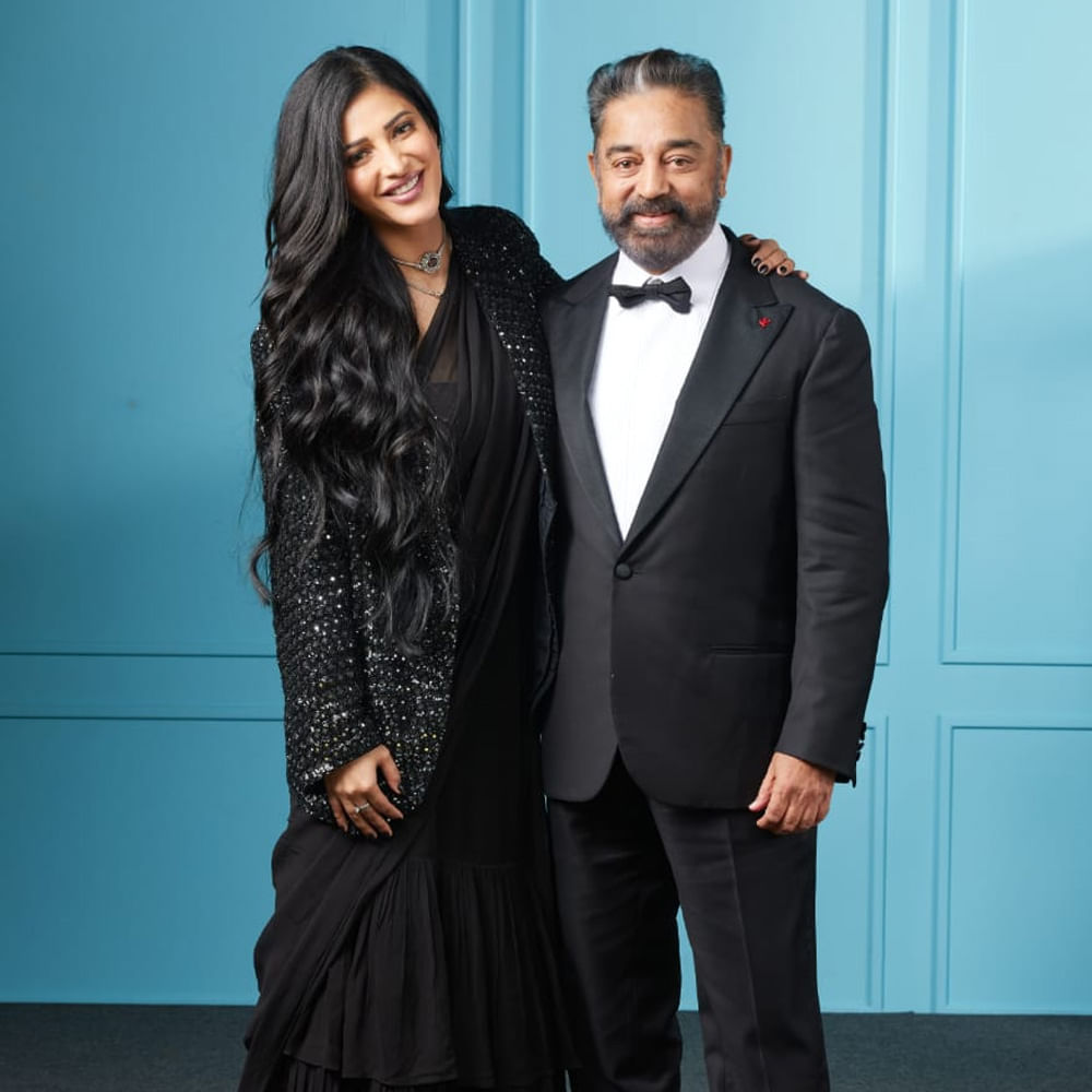 కానీ అందులో నిజం లేదని చెప్పేశారు శ్రుతిహాసన్‌. తన తండ్రిలాంటి లెజెండ్‌ బయోపిక్‌ తీయడానికి చాలా మంది సమర్థులైన దర్శకులు ఉన్నారని అన్నారు. బయోపిక్‌ పని వాళ్లు చూసుకుంటారని, తనకు డైరక్ట్ చేసే ఉద్దేశం లేదని చెప్పేశారు.ప్రస్తుతం కమల్‌హాసన్‌ అండ్‌ శ్రుతి... ఇద్దరూ చేతినిండా ప్రాజెక్టులతో బిజీ బిజీగా ఉన్నారు. 