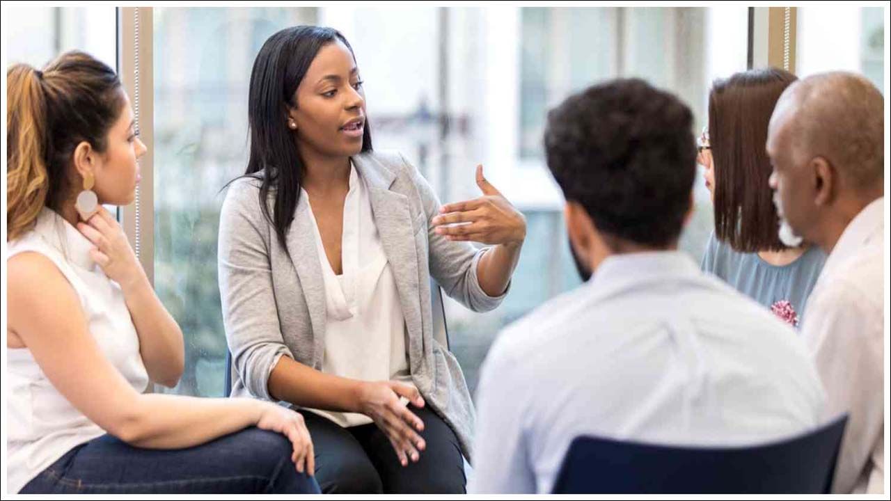 Life Lessons: మొదటి సమావేశంలో ఏం మాట్లాడాలి? కొత్త వారితో సంభాషణ ఎలా ప్రారంభించాలి?