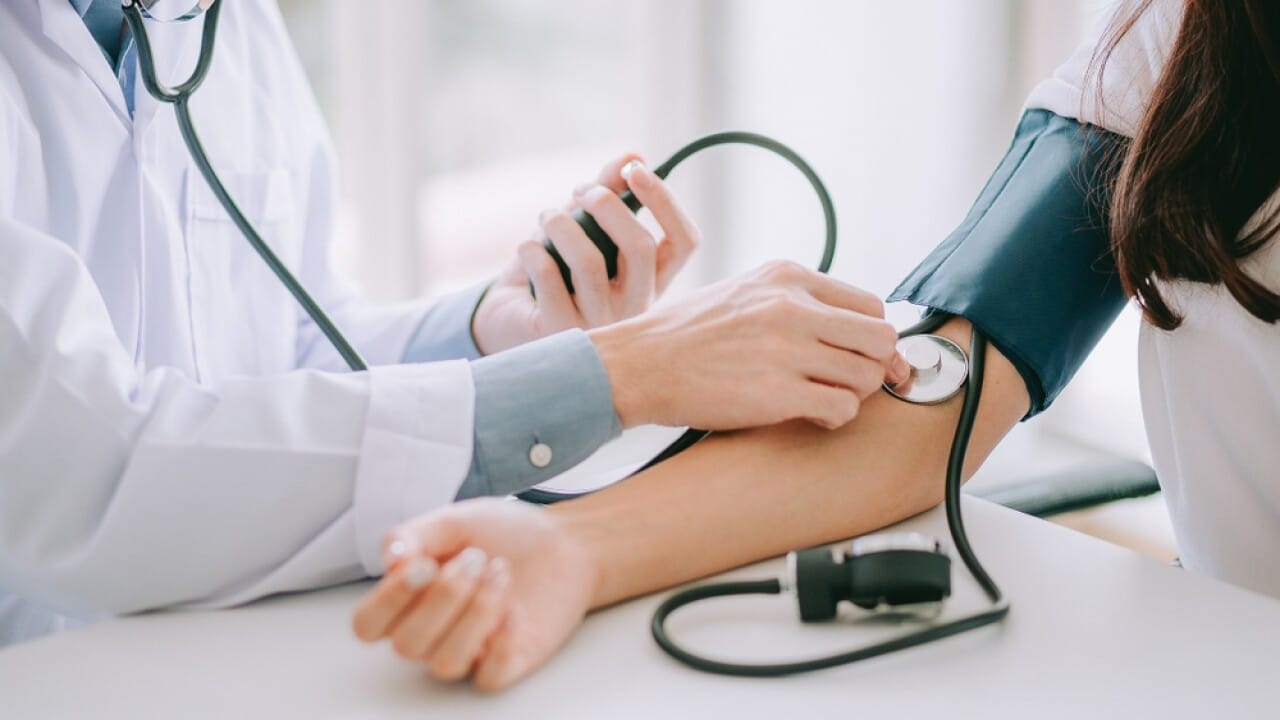 అధిక రక్త పోటును తగ్గించుకోవాలి అనుకుంటే పోటాషియం ఎక్కువగా ఉండే ఆహారాలు తీసుకోవడం ముఖ్యం. కాబట్టి అరటి పండ్లు, అవొకాడో, బచ్చలి కూర, నారింజ వంటివి తీసుకోవచ్చు. అదే విధంగా నీటిని ఎక్కువగా తీసుకుంటూ ఉండాలి. 
