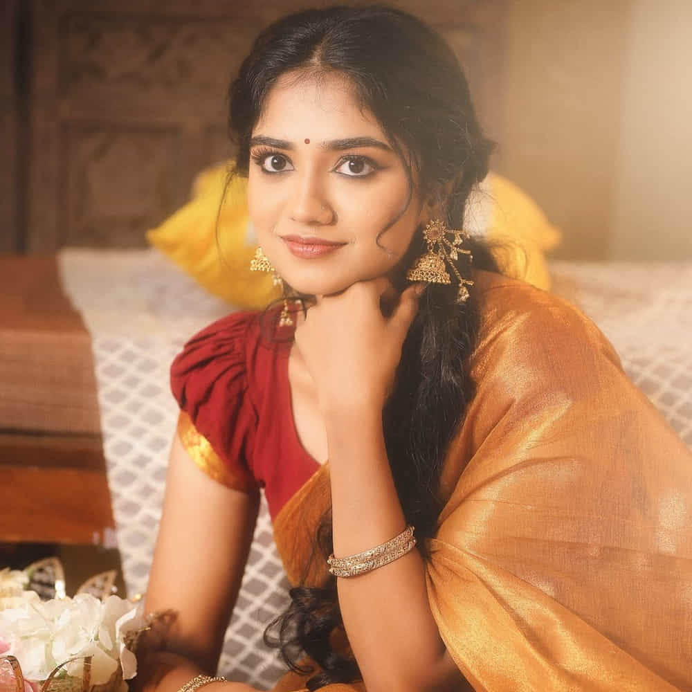 ఒకే ఒక్క సినిమాతో సౌత్ కుర్రాళ్ల క్రష్ లిస్ట్లో చేరింది మలయాళీ కుట్టి మాళవిక మనోజ్. కలువ కన్నులు.. చంద్రబింబం వంటి మోము.. చక్కటి చిరునవ్వు, ట్రెడిషనల్ లుక్ లో కనిపించి హృదయాలను కొల్లగొట్టేసింది. దీంతో ఈ ముద్దుగుమ్మకు ఫాలోయింగ్ అమాంతం పెరిగిపోయింది.