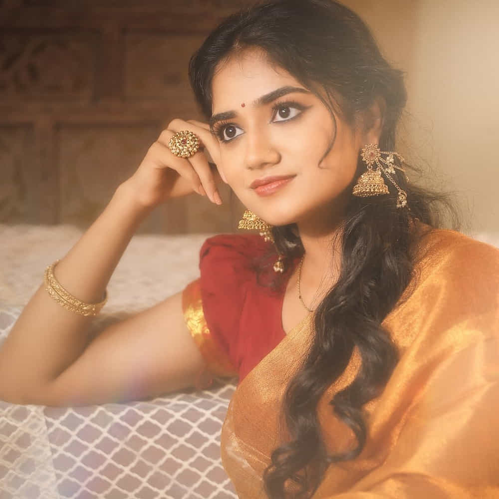 తాజాగా మాళవిక మనోజ్ తన ఇన్ స్టాలో షేర్ చేసిన ఫోటోస్ నెట్టింట వైరలవుతున్నాయి. పట్టుచీరలో అచ్చం యువరాణిలా కనిపిస్తుంది. 2012లో ప్రకాశన్ పరక్కట్టే సినిమాతో తమిళ్ సినీ పరిశ్రమలోకి అడుగుపెట్టింది మాళవిక.